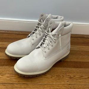 Mint condition light grey Timberland boots. No discoloration or wrinkles